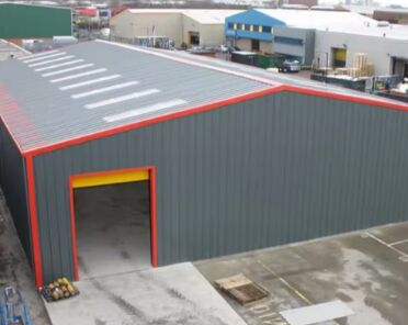 Gudang Struktur Baja Prefabrikasi Pasokan Global Rangka Bengkel Industri Ukuran yang Dapat Disesuaikan Tahan Cuaca Anti-Korosi Pusat Logistik Pabrik Manufaktur Solusi Penyimpanan Komersial