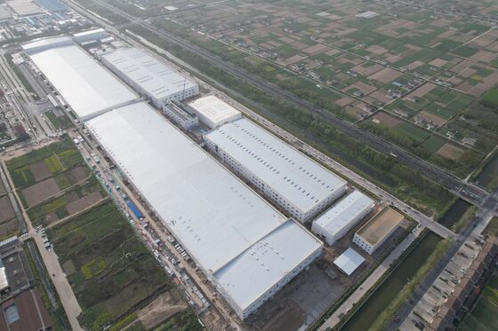 Konstruksi rangka baja modular pra-pengeboran yang dirakit di lokasi pabrik industri bengkel multifungsi rumah penyimpanan logistik dengan aksesori bangunan yang serasi